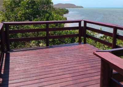 Deck en bois construit par l’Entreprise Quinty sur la plage de Ouano à La Foa, illustrant un aménagement extérieur durable avec vue sur le littoral calédonien.