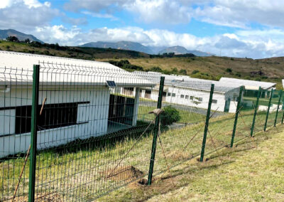 Installation de clôture rigide par l’Entreprise Quinty à Koné, pour sécurisation de site professionnel en Nouvelle-Calédonie.