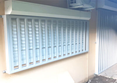 Installation de barreaudage métallique sur fenêtres par l’Entreprise Quinty pour sécurisation d’un bâtiment en Nouvelle-Calédonie.