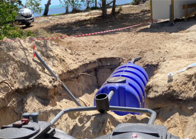 Installation d’une fosse septique par l’Entreprise Quinty sur le domaine de Déva à Poé, illustrant les travaux de VRD en environnement sableux et naturel en Nouvelle-Calédonie.