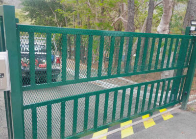 Portail métallique électrique installé par l’Entreprise Quinty à La Foa, illustrant un système de sécurisation d’accès avec motorisation et contrôle d’entrée.