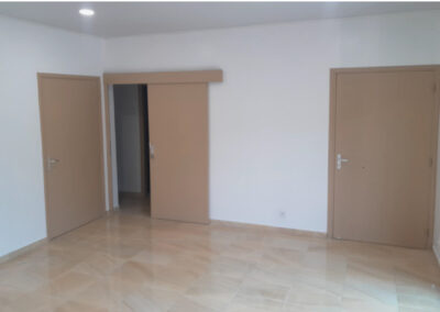 Pièce rénovée par l’Entreprise Quinty à Nouméa dans le cadre de l’aménagement d’un cabinet médical, avec sols, murs et menuiseries modernisés.