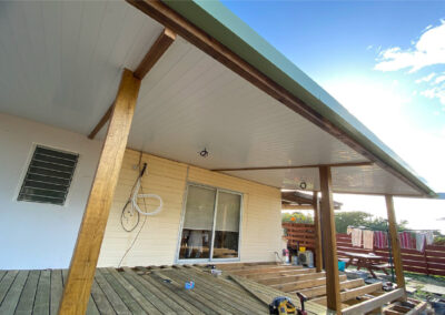 Construction d’un deck en bois avec structure et toiture par l’Entreprise Quinty, illustrant un aménagement extérieur sur mesure en Nouvelle-Calédonie.
