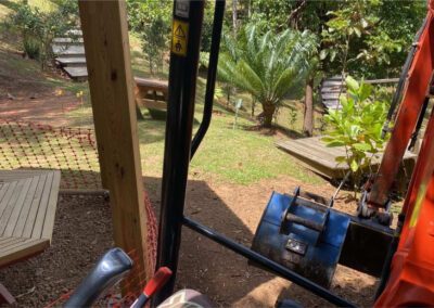Travaux d’aménagement extérieur réalisés par l’Entreprise Quinty au Parc des Grandes Fougères, avec installation d’équipements et intégration paysagère en milieu naturel.